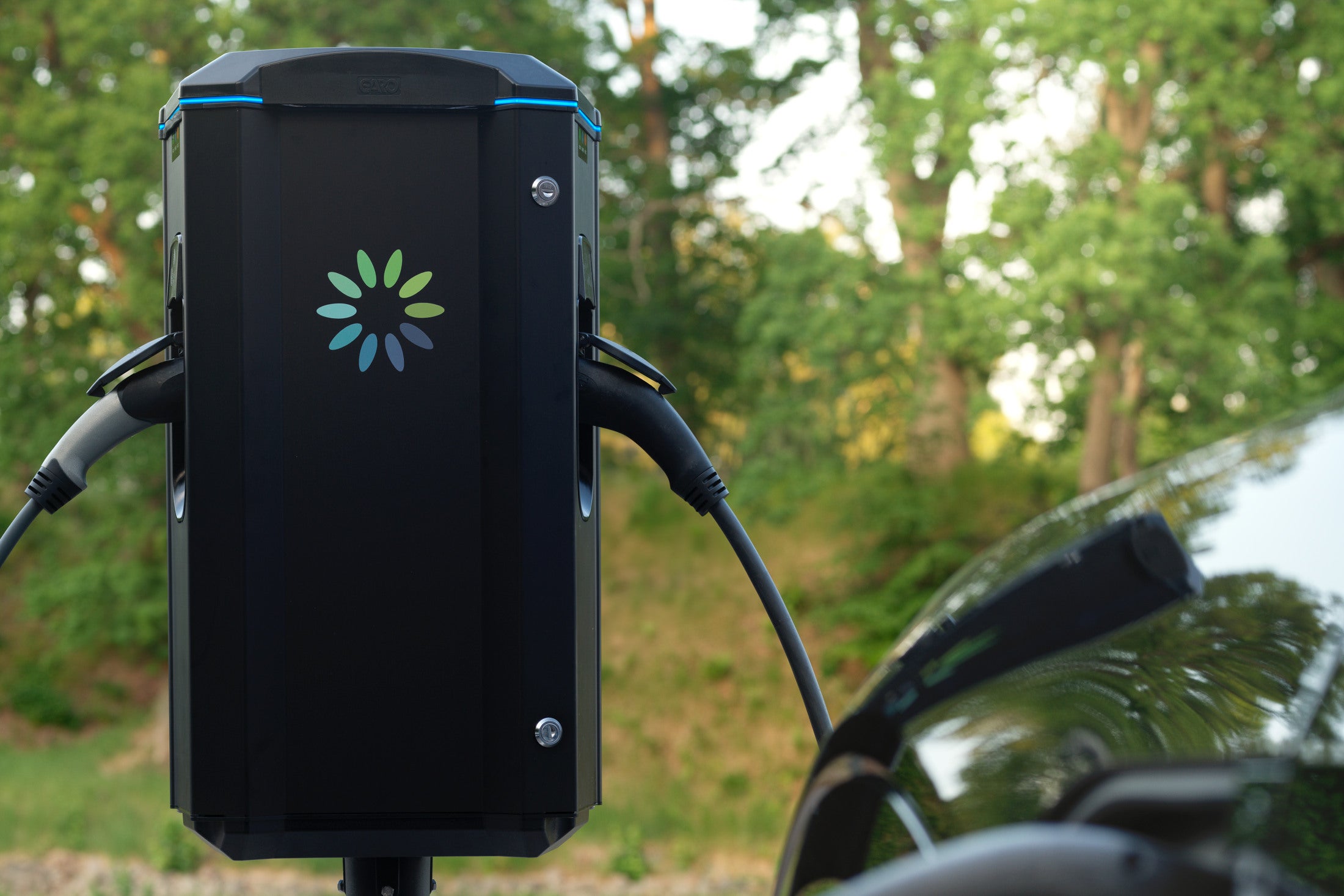 Véhicule électrique en illustration principale mettant en avant l'importance de la recharge et de l'installation de borne de recharge