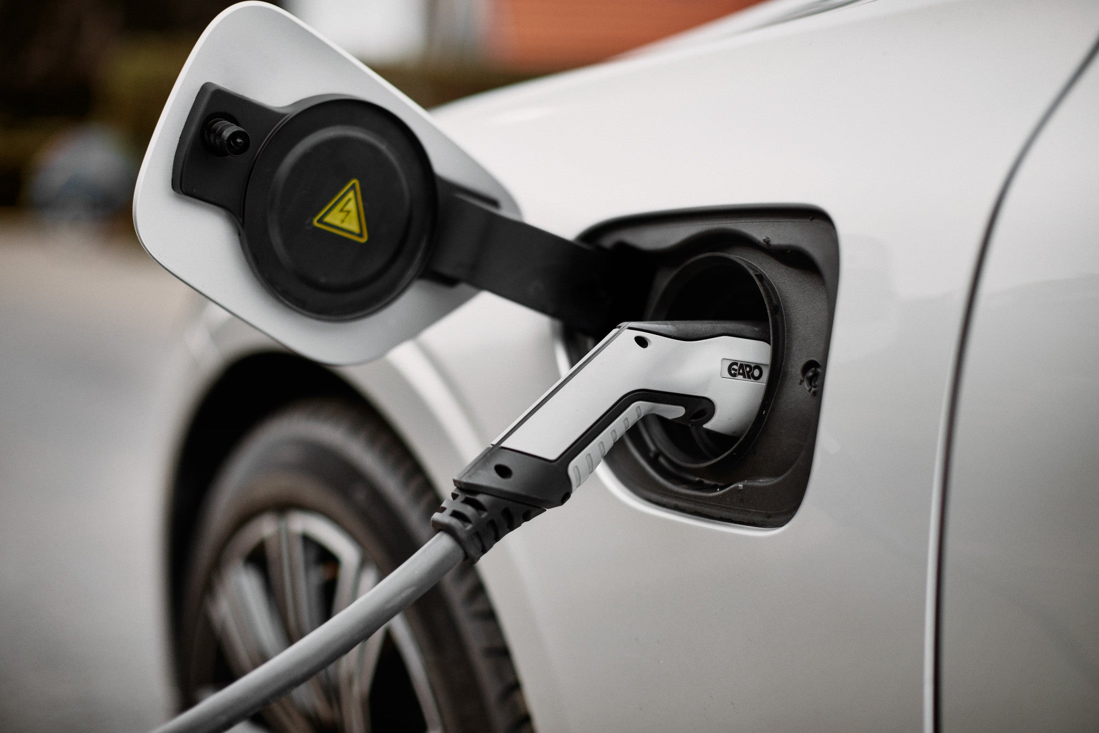 Support for charging stations at apartment buildings, companies and organisations