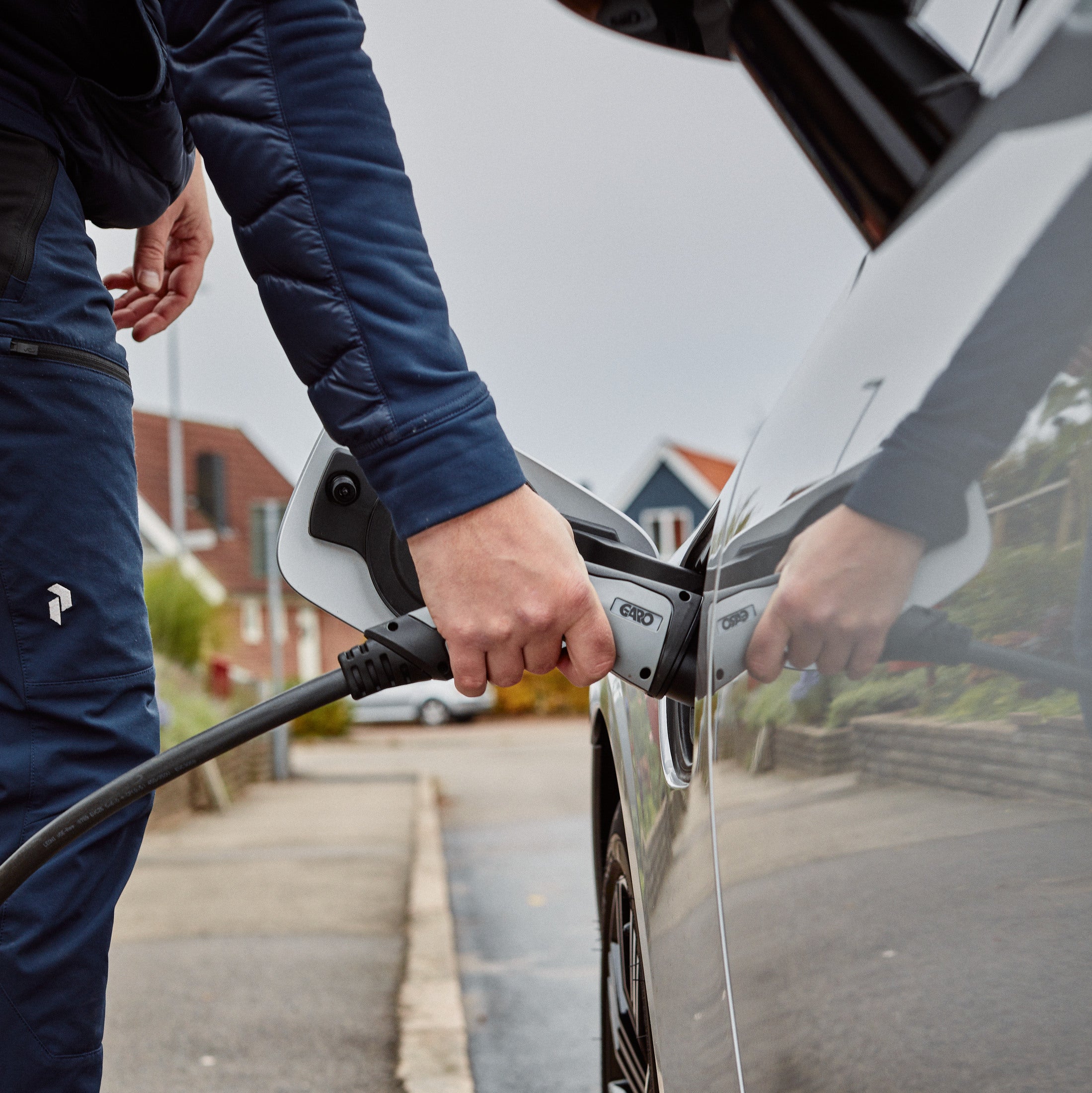 Illustration complémentaire d’un véhicule électrique en cours de recharge avec une borne de recharge pour véhicule électrique